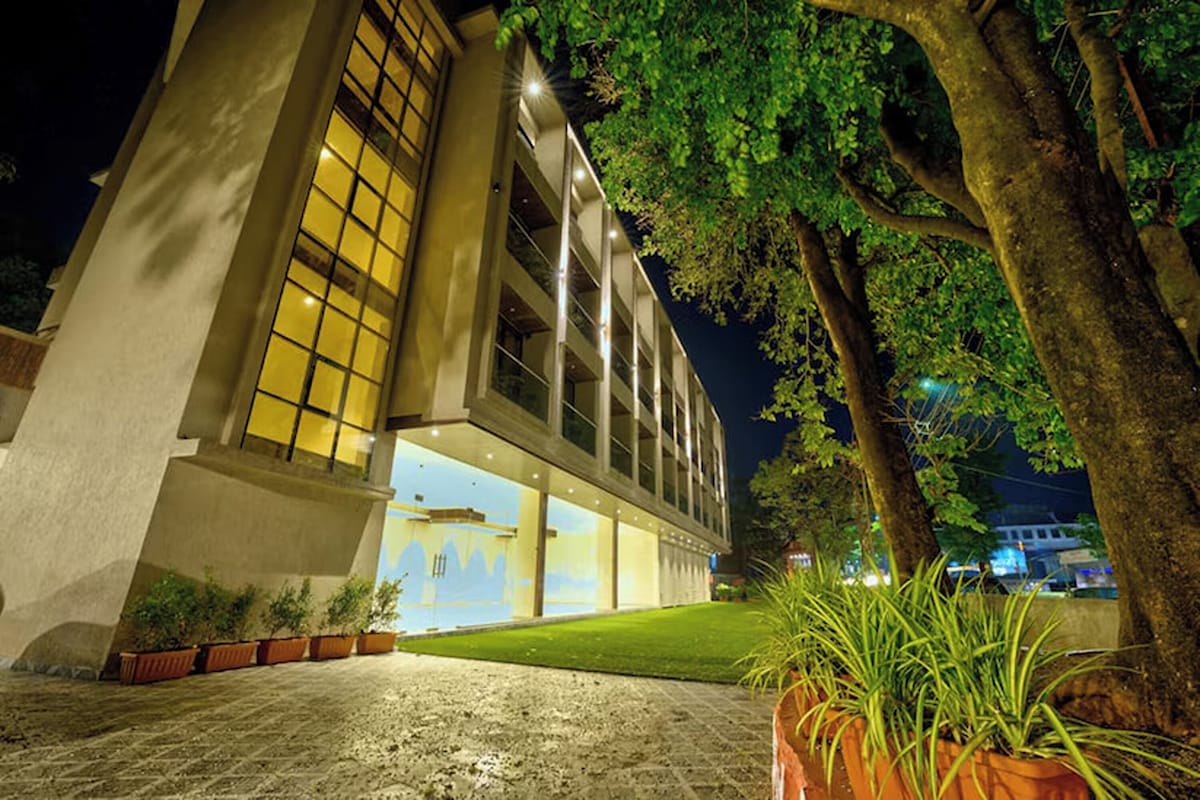 Vantage Hotels & Resorts